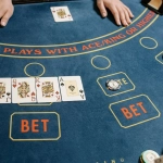 Бездепозитные бонусы казино - фишки и карты на игровом столе